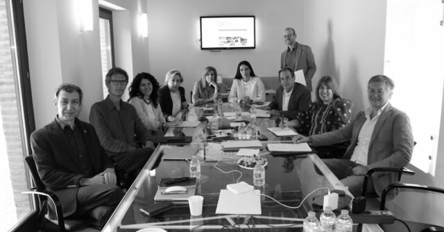 Ya se conocen los proyectos finalistas de la III edición de los 𝗣𝗿𝗲𝗺𝗶𝗼𝘀 𝗱𝗲 𝗔𝗿𝗾𝘂𝗶𝘁𝗲𝗰𝘁𝘂𝗿𝗮 𝘆 𝗨𝗿𝗯𝗮𝗻𝗶𝘀𝗺𝗼 𝗱𝗲 𝗖𝗮𝘀𝘁𝗶𝗹𝗹𝗮-𝗟𝗮 𝗠𝗮𝗻𝗰𝗵𝗮, organizados por el @coarquitectosclm, y la provincia de Ciudad Real vuelve a tener un papel destacado 👇

🏅 En la categoría de 𝘼𝙧𝙦𝙪𝙞𝙩𝙚𝙘𝙩𝙪𝙧𝙖, han sido seleccionadas varias propuestas desarrolladas en nuestra provincia:
▪️ 𝗘𝘀𝗰𝘂𝗲𝗹𝗮 𝗜𝗻𝗳𝗮𝗻𝘁𝗶𝗹 𝗱𝗲 𝗖𝗼𝗿𝗿𝗮𝗹 𝗱𝗲 𝗖𝗮𝗹𝗮𝘁𝗿𝗮𝘃𝗮 (de @luiscpj_estudio en colaboración con @crisgranri y Manuel Acosta Morales)
▪️ 𝗠𝘂𝘀𝗲𝗼 𝗡𝗮𝗰𝗶𝗼𝗻𝗮𝗹 𝗱𝗲 𝗔𝗿𝘁𝗲𝘀 𝗘𝘀𝗰𝗲́𝗻𝗶𝗰𝗮𝘀. 𝗥𝗲𝗵𝗮𝗯𝗶𝗹𝗶𝘁𝗮𝗰𝗶𝗼́𝗻 𝗱𝗲𝗹 𝗣𝗮𝗹𝗮𝗰𝗶𝗼 𝗱𝗲 𝗹𝗼𝘀 𝗠𝗮𝗲𝘀𝘁𝗿𝗲𝘀, 𝗔𝗹𝗺𝗮𝗴𝗿𝗼 (de @jesusdonaire_architect y @mariamilansstudio- @donairemilans)
▪️ 𝗩𝗶𝘃𝗶𝗲𝗻𝗱𝗮 𝘂𝗻𝗶𝗳𝗮𝗺𝗶𝗹𝗶𝗮𝗿 𝗲𝗻 𝗖𝗮𝗺𝗽𝗼 𝗱𝗲 𝗖𝗿𝗶𝗽𝘁𝗮𝗻𝗮 (obra de Fernando Valenciano Valeros de @fv_arquitectura) 
▪️ 𝗖𝗼𝗡_𝗖𝗮𝗟𝗠𝗮. 𝗥𝗲𝗵𝗮𝗯𝗶𝗹𝗶𝘁𝗮𝗰𝗶𝗼́𝗻 𝗱𝗲 𝗰𝗮𝘀𝗮-𝗯𝗼𝗱𝗲𝗴𝗮 𝗲𝗻 𝗧𝗼𝗺𝗲𝗹𝗹𝗼𝘀𝗼 (obra de Hortensia Gómez Torrijos)

🏅 Ciudad Real también aparece representada en la categoría de 𝘿𝙞𝙛𝙪𝙨𝙞𝙤́𝙣 𝙙𝙚 𝙡𝙖 𝘼𝙧𝙦𝙪𝙞𝙩𝙚𝙘𝙩𝙪𝙧𝙖, por medio del arquitecto Diego Peris co-autor del libro ‘Miguel Fisac: huesos y pieles», junto a Javier Navarro Gallego y Pepa Sánchez Verdú.

🏅 Además, el arquitecto ciudadrealeño 𝗗𝗶𝗲𝗴𝗼 𝗣𝗲𝗿𝗶𝘀, recibirá también la 𝗗𝗶𝘀𝘁𝗶𝗻𝗰𝗶𝗼́𝗻 𝗱𝗲 𝗵𝗼𝗻𝗼𝗿 𝗮 𝗹𝗮 𝘁𝗿𝗮𝘆𝗲𝗰𝘁𝗼𝗿𝗶𝗮 𝗽𝗿𝗼𝗳𝗲𝘀𝗶𝗼𝗻𝗮𝗹 𝗲𝗻 𝗹𝗮 𝗗𝗲𝗺𝗮𝗿𝗰𝗮𝗰𝗶𝗼́𝗻 𝗱𝗲 𝗖𝗶𝘂𝗱𝗮𝗱 𝗥𝗲𝗮𝗹, uno de los tres 𝗿𝗲𝗰𝗼𝗻𝗼𝗰𝗶𝗺𝗶𝗲𝗻𝘁𝗼𝘀 𝗲𝘀𝗽𝗲𝗰𝗶𝗮𝗹𝗲𝘀 a figuras históricas de la arquitectura castellano-manchega. 👏

📅 El 𝗳𝗮𝗹𝗹𝗼 𝗱𝗲𝗳𝗶𝗻𝗶𝘁𝗶𝘃𝗼 𝗱𝗲𝗹 𝗷𝘂𝗿𝗮𝗱𝗼 𝘀𝗲 𝗰𝗼𝗻𝗼𝗰𝗲𝗿𝗮́ 𝗲𝗹 𝗽𝗿𝗼́𝘅𝗶𝗺𝗼 𝟮𝟬 𝗱𝗲 𝗺𝗮𝘆𝗼, y la gala de entrega de premios tendrá lugar el 11 de junio en Guadalajara.

Desde el Colegio de Arquitectos de Ciudad Real, enhorabuena a todos los finalistas de nuestra provincia👏 ¡Seguimos muy de cerca esta recta final!