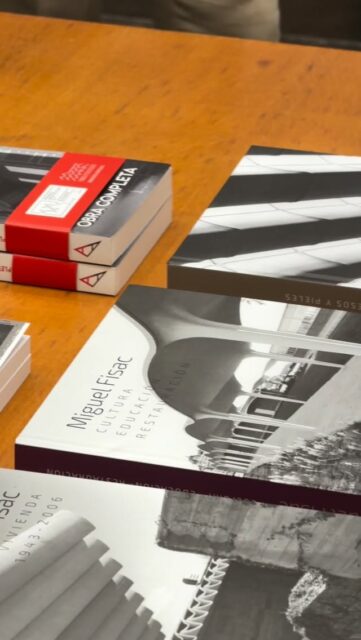 🏛️ Así fue la visita de la directora general de Vivienda y Agenda Urbana, 𝐌𝐚𝐫𝛊́𝐚 𝐓𝐞𝐫𝐞𝐬𝐚 𝐕𝐞𝐫𝐝𝐮́, y de la subdirectora general de Arquitectura y Edificación, 𝐄𝐥𝐞𝐧𝐚 𝐂𝐚𝐥𝐚𝐦𝐚, quienes conocieron de primera mano en nuestra sede la 𝐅𝐮𝐧𝐝𝐚𝐜𝐢𝐨́𝐧 𝐌𝐢𝐠𝐮𝐞𝐥 𝐅𝐢𝐬𝐚𝐜 y el extraordinario legado documental que conserva

📍 Durante el recorrido, también contemplaron la exposición “𝐑𝐞-𝐜𝐫𝐞𝐚𝐧𝐝𝐨 𝐚 𝐅𝐢𝐬𝐚𝐜”, una innovadora investigación que permite redescubrir las técnicas experimentales desarrolladas por el arquitecto manchego con el hormigón, y que puede visitarse gratuitamente en nuestra sede hasta finales de septiembre 🙌