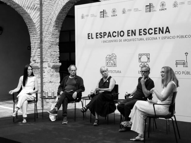 "𝗘𝗹 𝗘𝘀𝗽𝗮𝗰𝗶𝗼 𝗲𝗻 𝗘𝘀𝗰𝗲𝗻𝗮" | 09-07-2026

Ayer tuvo lugar el "El Espacio en Escena", el 𝗜 𝗘𝗻𝗰𝘂𝗲𝗻𝘁𝗿𝗼 𝗱𝗲 𝗔𝗿𝗾𝘂𝗶𝘁𝗲𝗰𝘁𝘂𝗿𝗮, 𝗘𝘀𝗰𝗲𝗻𝗮 𝘆 𝗘𝘀𝗽𝗮𝗰𝗶𝗼 𝗣𝘂́𝗯𝗹𝗶𝗰𝗼, celebrado en el marco del @festivaldealmagro, una cita  organizada por el Ministerio de Vivienda y Agenda Urbana en el 𝗠𝘂𝘀𝗲𝗼 𝗡𝗮𝗰𝗶𝗼𝗻𝗮𝗹 𝗱𝗲 𝗔𝗿𝘁𝗲𝘀 𝗘𝘀𝗰𝗲́𝗻𝗶𝗰𝗮𝘀 de Almagro, para reflexionar sobre el papel de la arquitectura en la construcción de nuestras ciudades y de nuestra cultura.

▪️ Nuestro presidente, José Antonio González Baos, acompañado por miembros de la Junta Directiva de la Demarcación y la decana del @coarquitectosclm, Elena Guijarro, estuvo presente durante toda la jornada, participando además en el recorrido inicial por Almagro junto a David García-Manzanares, mostrando algunos de sus espacios más representativos y poniendo en valor su extraordinario patrimonio, entre ellos obras de Miguel Fisac.

🗣️ La programación continuó con el 𝗱𝗶𝗮́𝗹𝗼𝗴𝗼 𝗶𝗻𝘀𝘁𝗶𝘁𝘂𝗰𝗶𝗼𝗻𝗮𝗹 entre la directora del Festival, @irenepardo, y la ministra de @viviendagob, @isabelrguez, y la posterior 𝗺𝗲𝘀𝗮 𝗿𝗲𝗱𝗼𝗻𝗱𝗮 en la que participó Gema González, vicedecana del Colegio de Arquitectos de Castilla-La Mancha, junto a Carlos Asensio-Wandosell, Elisa Sanz, Óscar Miguel Ares y José Manuel Castanheira, bajo la moderación de María Teresa Verdú.

▪️ Durante el encuentro se afirmó que "la mejor forma de conservar el patrimonio es mantenerlo vivo, dotándolo de usos que lo integren plenamente en la sociedad actual", poniendo de relieve la estrecha relación entre arquitectura, escenografía y espacio público, entendiendo que los edificios históricos no solo deben preservarse, sino seguir siendo escenarios de vida, cultura y convivencia.